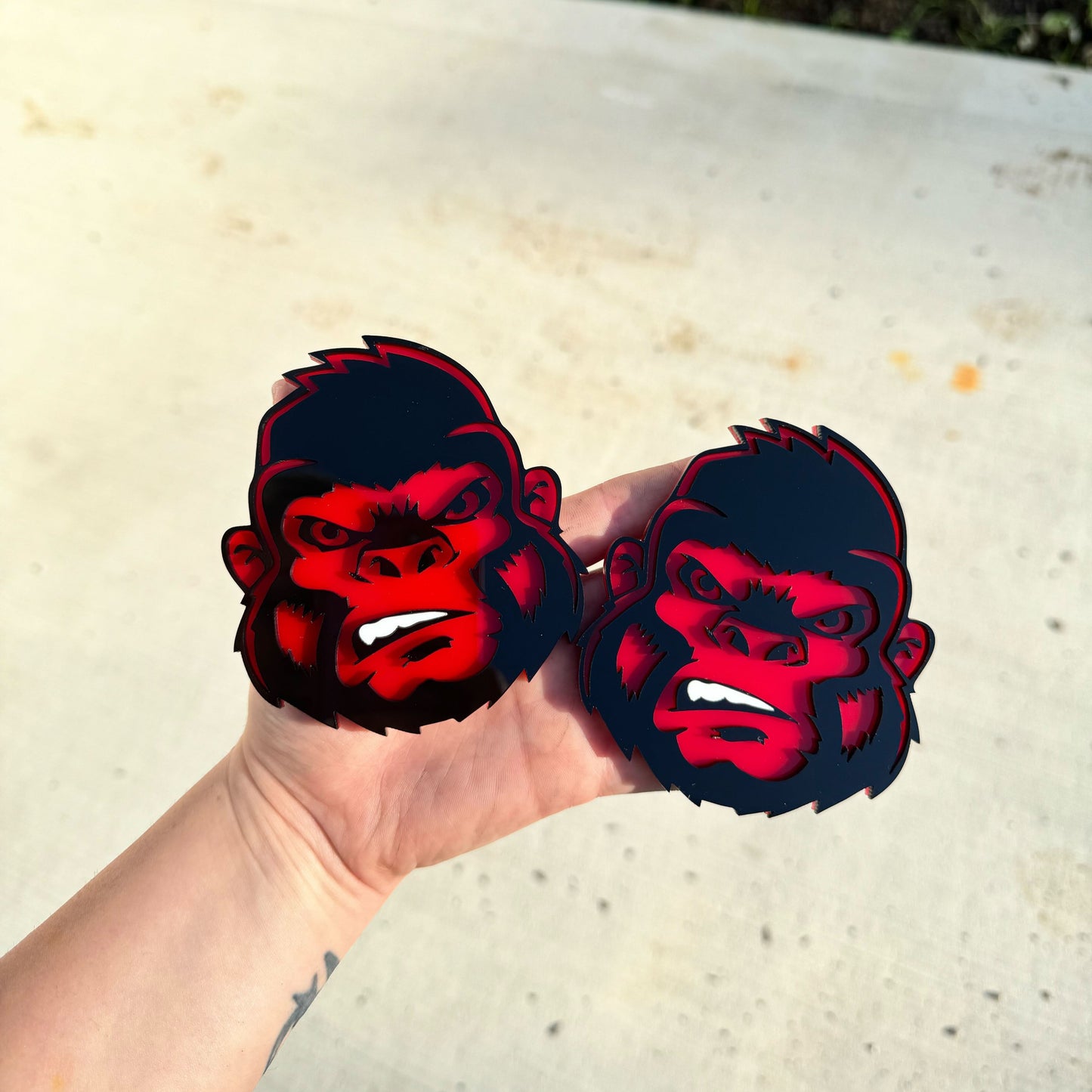 Paire de badges d'icônes de gorille en colère