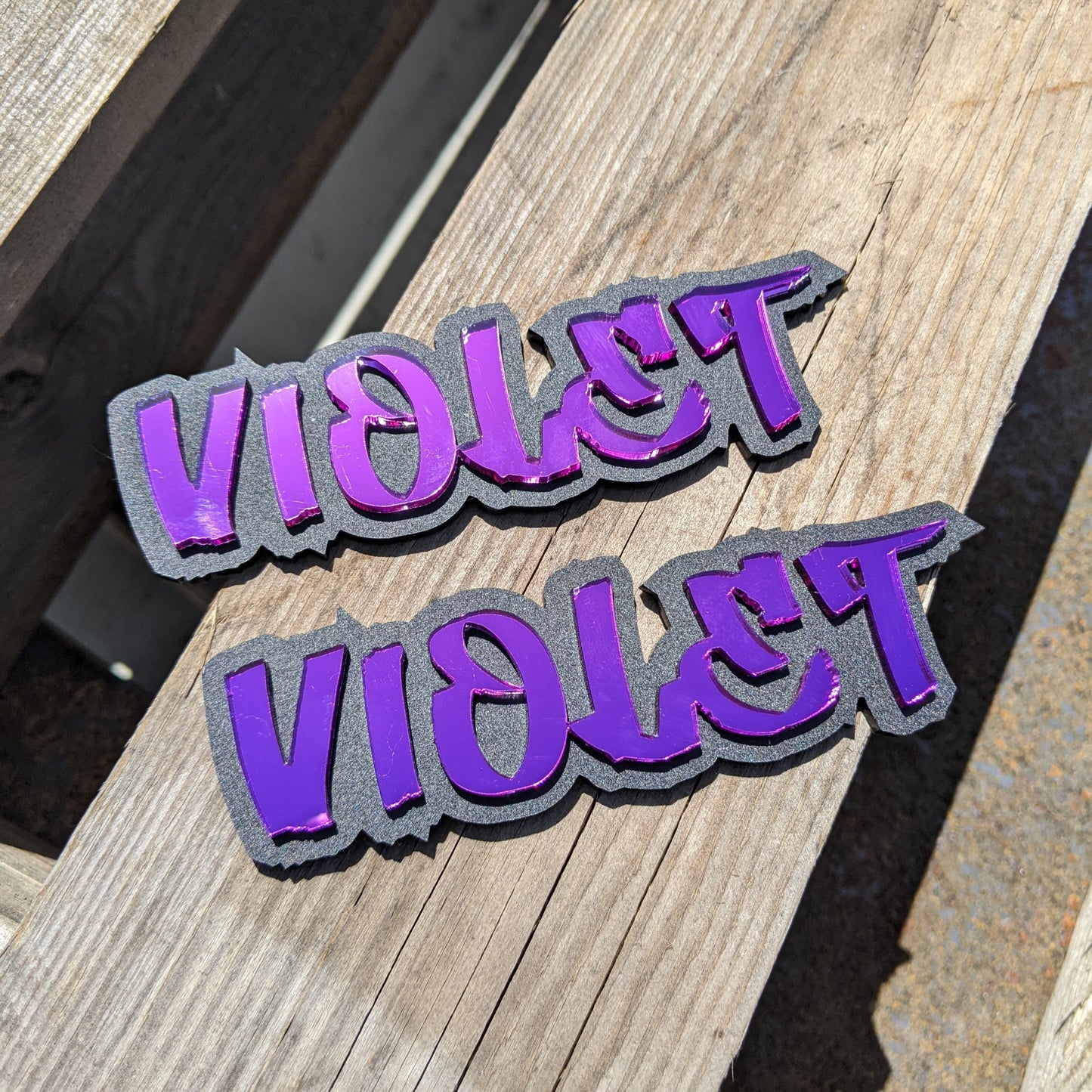 Badge texte personnalisé – Tapez votre propre texte – Police Graffiti – Double couche