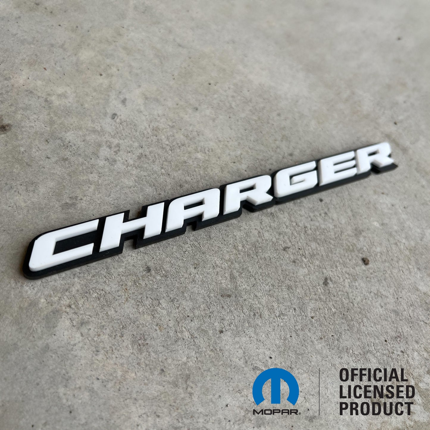 Insignia de automóvil Challenger® - Diseño apilado - Elija su color - Producto con licencia oficial