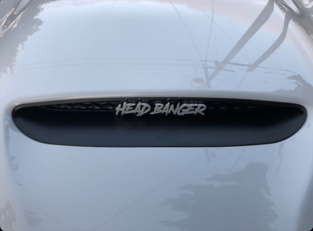 Head Banger Autoabzeichen – Weiß auf Mattschwarz – Aggressive Schriftart