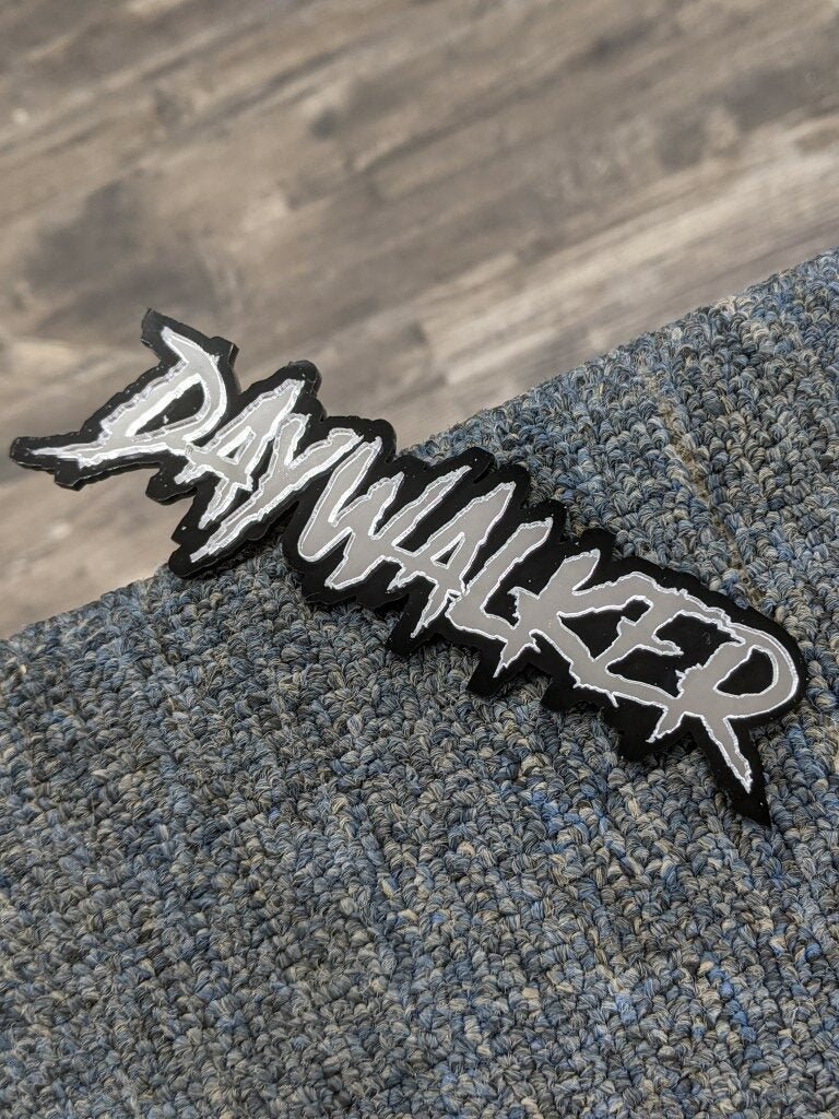 Daywalker-Autoplakette – Spiegelsilber auf glänzendem Schwarz – aggressive Schriftart