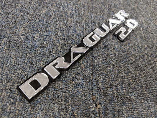 Draguar 2.0 Auto-Emblem – Spiegelsilber auf glänzendem Schwarz – OEM-Schriftart