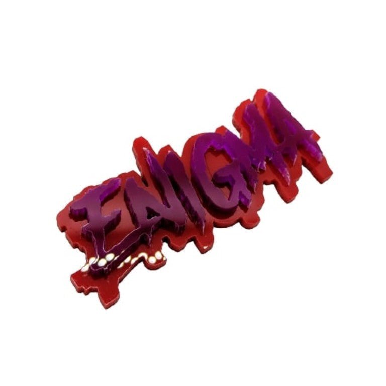 Enigma-Autoabzeichen – Lila auf Rot – aggressive Schriftart