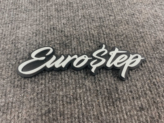 Eurostep-Autoabzeichen – Weiß auf Mattschwarz – Schriftart