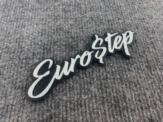 Eurostep-Autoabzeichen – Weiß auf Mattschwarz – Schriftart