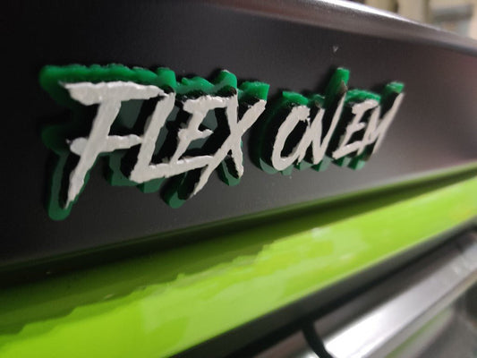 Flex On Em Autoplakette – Weiß auf Grün – Aggressive Schriftart – Klebebandmontage