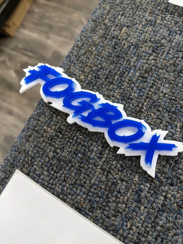 Insignia de coche FogBox - Azul sobre blanco - Fuente Lightning