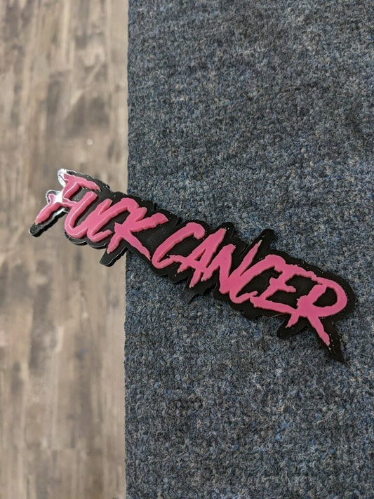 Fuck Cancer Autoabzeichen – Pink auf glänzendem Schwarz – aggressive Schriftart