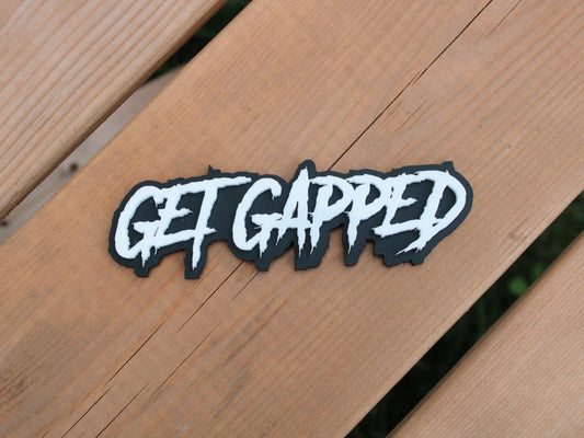 Get Gapped Car Badge – Weiß auf Mattschwarz – aggressive Schriftart