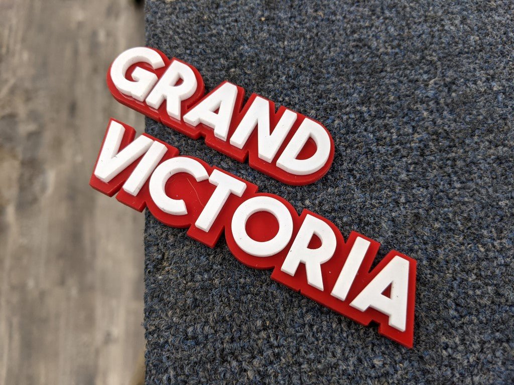 Grand Victoria-Autoabzeichen – Weiß auf Rot – Blockschrift