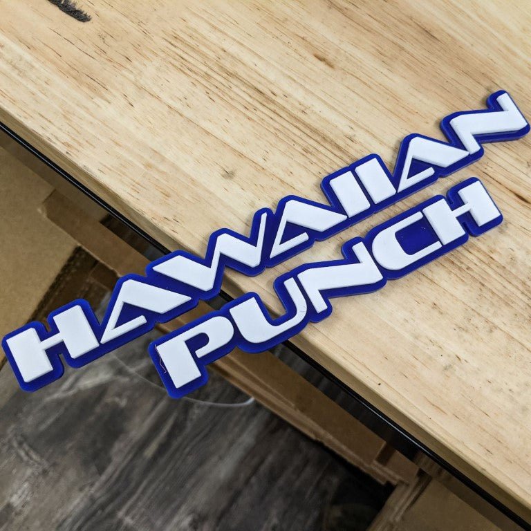 Hawaiian Punch Car Badge – Weiß auf Blau – OEM-Schriftart – Klebebandmontage