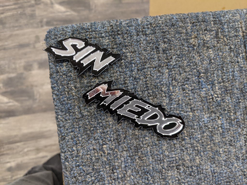 Sin Miedo Car Badge - Mirror Silver On Gloss Black - Lightning Font - Atomic Car Concepts